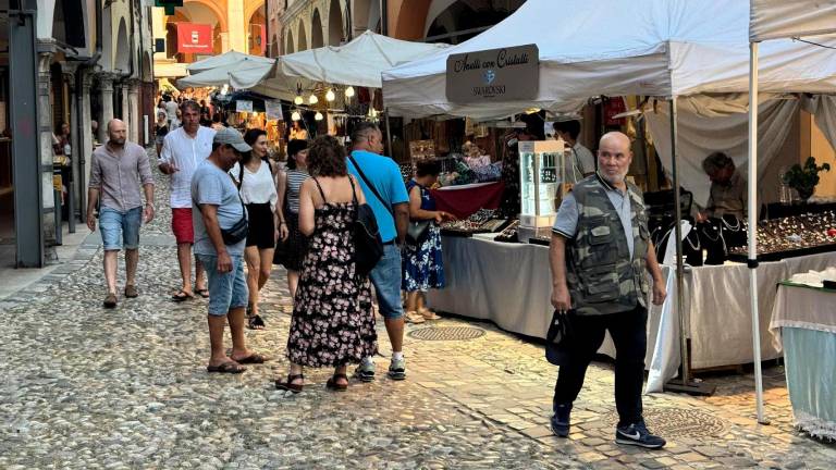 Cesena, San Giovanni: pienoni serali nel fine settimana, oggi giro di boa con cantautrice assessora in concerto e balli per tutti i gusti