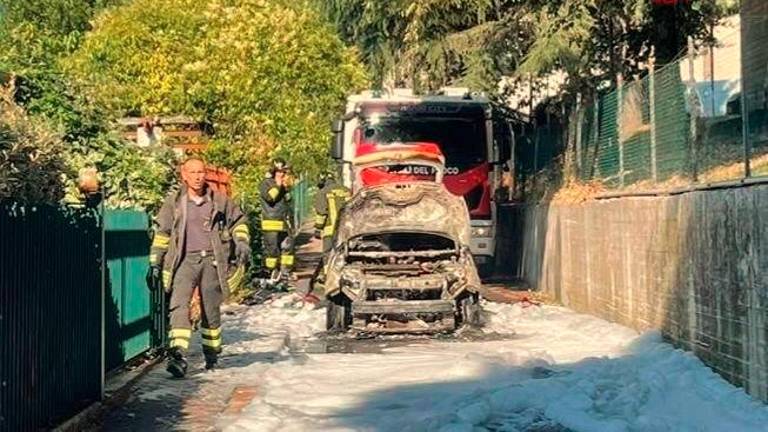 Mercato Saraceno, auto in fiamme in via 8 Marzo