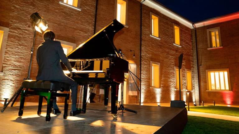 Un pianoforte dell’accademia pianistica Incontri col maestro davanti al padiglione dell’Osservanza ristrutturato (foto Mmph)