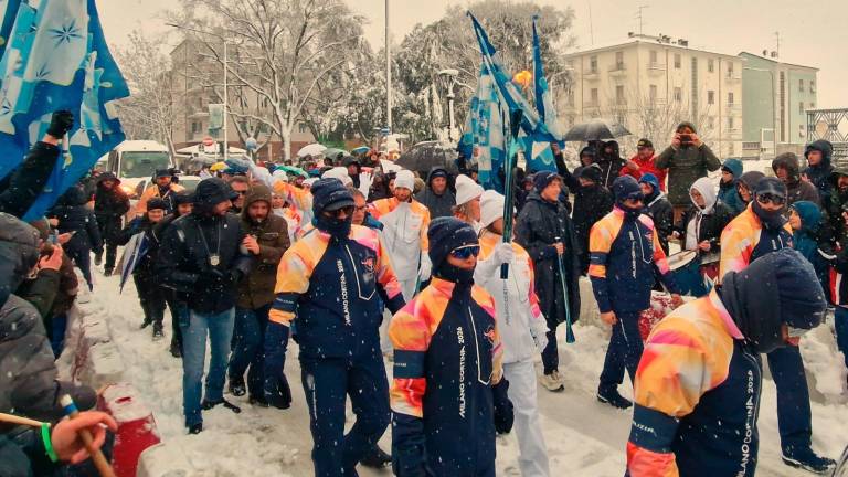 Faenza, la Torcia Olimpica sfida la neve: folla in festa per la staffetta