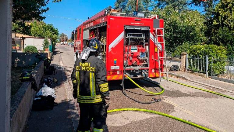 Cesena, incendio nel sottotetto in via Pastrengo