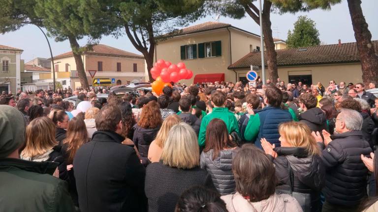 Ravenna, la piazza di San Pietro in Vincoli gremita per l’ultimo saluto ad Annalisa Soldati - Gallery