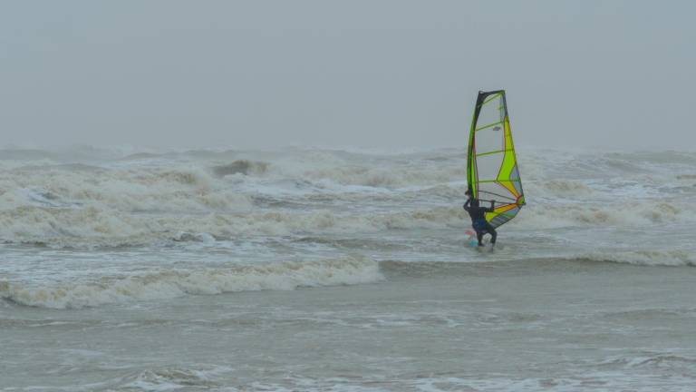 Un surfista oggi a Marina di Ravenna (Foto Massimo Fiorentini)