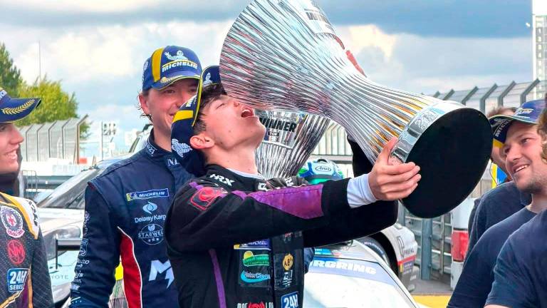 Il cesenaticense Gino Rocchio festeggia la vittoria nella 12 Ore del Nurburgring