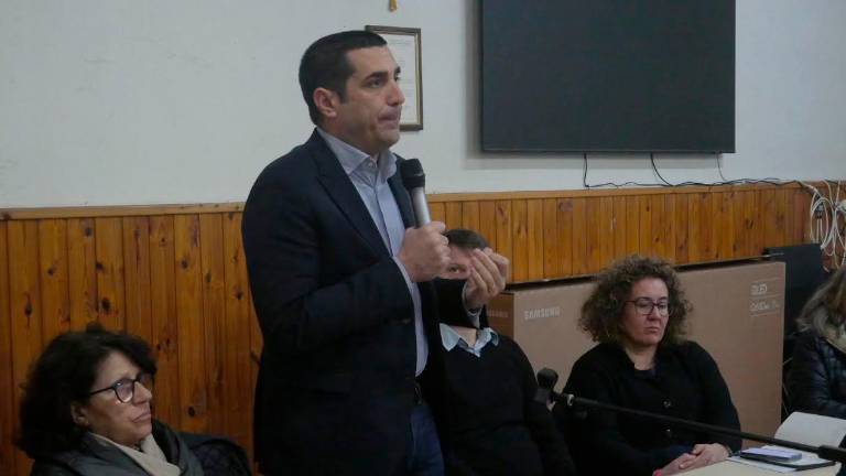 Il presidente della Regione Michele De Pascale nei mesi scorsi durante un incontro con i cittadini di Traversara (Fiorentini)