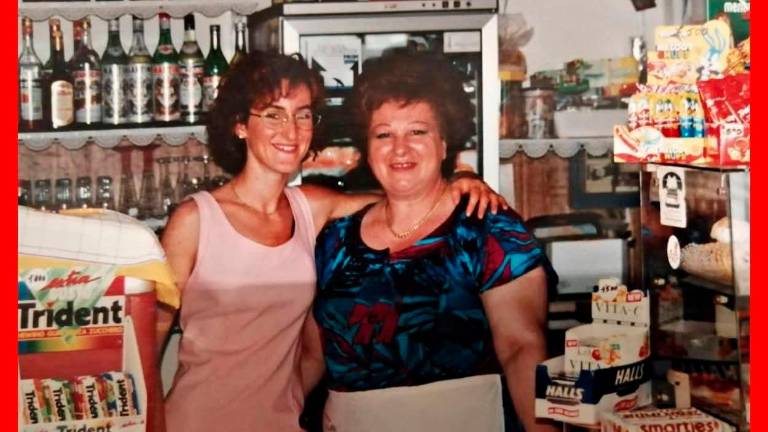 Mamma e figlia in una vecchia foto scattata nel locale