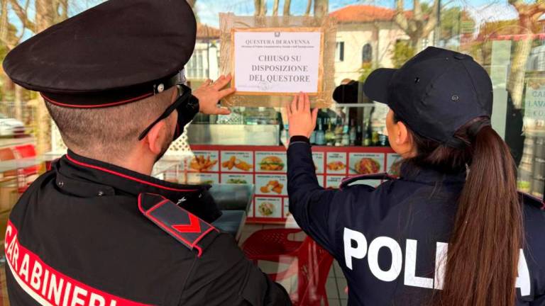 Cervia, accoltellato e colpito con una mazza da baseball: chiuso per 5 giorni un negozio teatro di gravi episodi