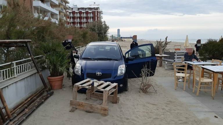 Ubriaca in auto in spiaggia tra la gente: alcol 5 volte oltre i limiti