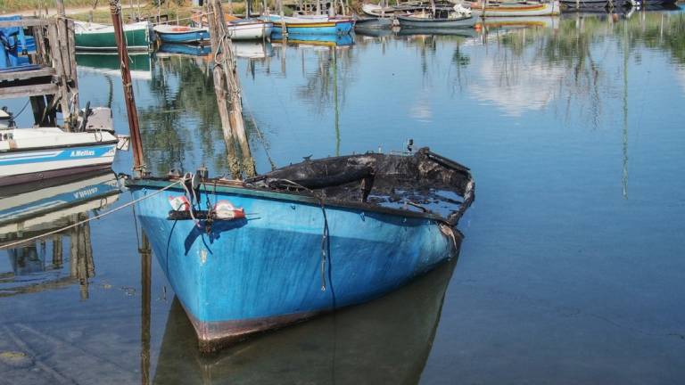 Ravenna, un'altra barca a fuoco nella piallassa Baiona