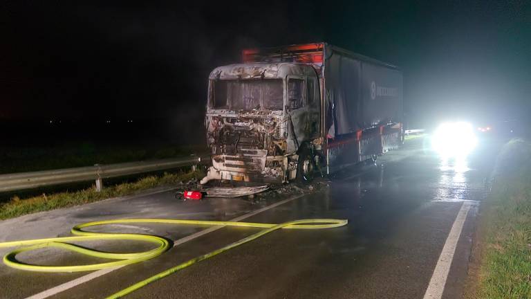 Ravenna, camion in fiamme nella notte in via Canala - Gallery