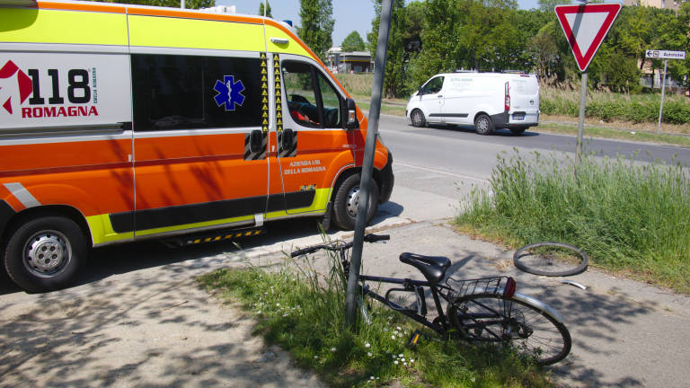 Si sgancia la ruota mentre pedala, 56enne ferito a Ravenna