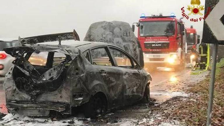 Civitella, accosta e l'auto prende fuoco VIDEO GALLERY