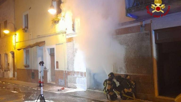 Castrocaro, incendio in un garage, intervengono Vigili del Fuoco: nessun ferito