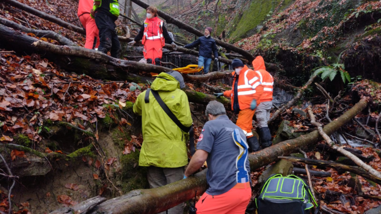 Bagno di Romagna, 50enne cesenate precipita per 70 metri in un dirupo: il salvataggio va a buon fine