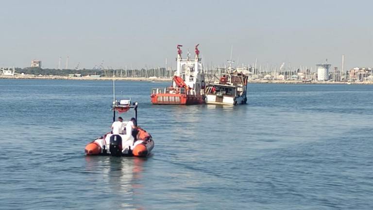 Ravenna, soccorso l'equipaggio di un peschereccio che stava affondando