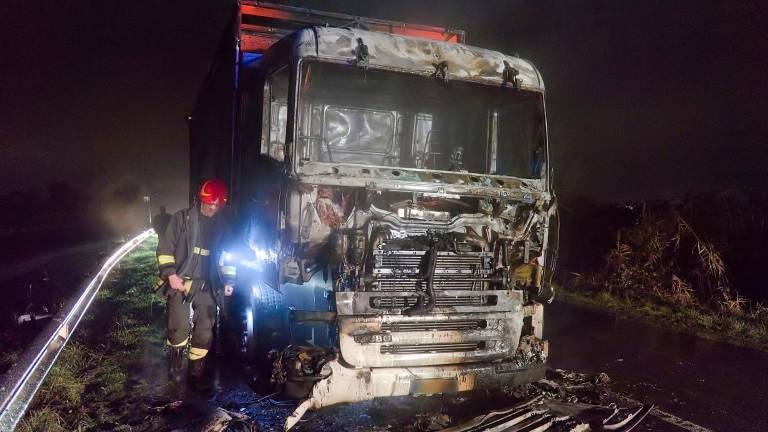 Ravenna, camion in fiamme nella notte in via Canala - Gallery