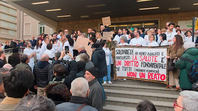 La manifestazione a sostegno dei medici indagati il giorno dopo la perquisizione