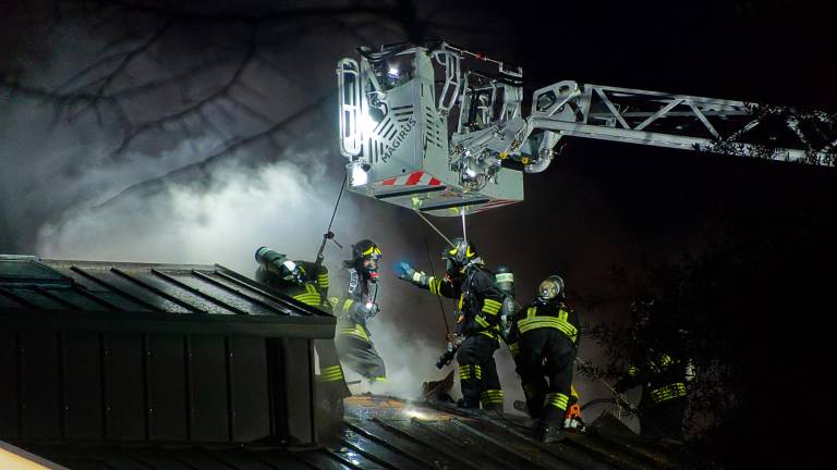 Incendio all’alba in piazza Baccarini a Russi VIDEO
