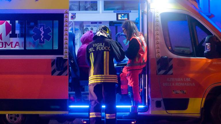 Incendio all’alba in piazza Baccarini a Russi VIDEO