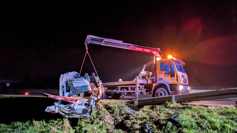 Forlì, incidente in A14: un furgone esce di strada e si ribalta, conducente miracolato