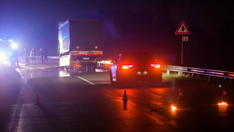 Ravenna, camion in fiamme nella notte in via Canala - Gallery