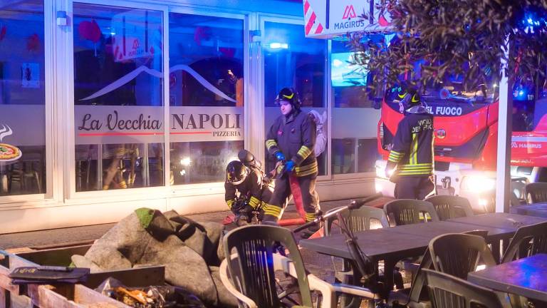Incendio all’alba in piazza Baccarini a Russi VIDEO