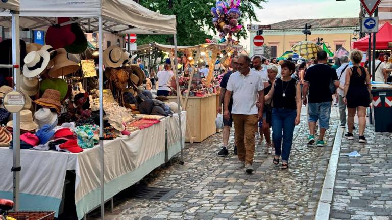 Cesena, San Giovanni: pienoni serali nel fine settimana, oggi giro di boa con cantautrice assessora in concerto e balli per tutti i gusti
