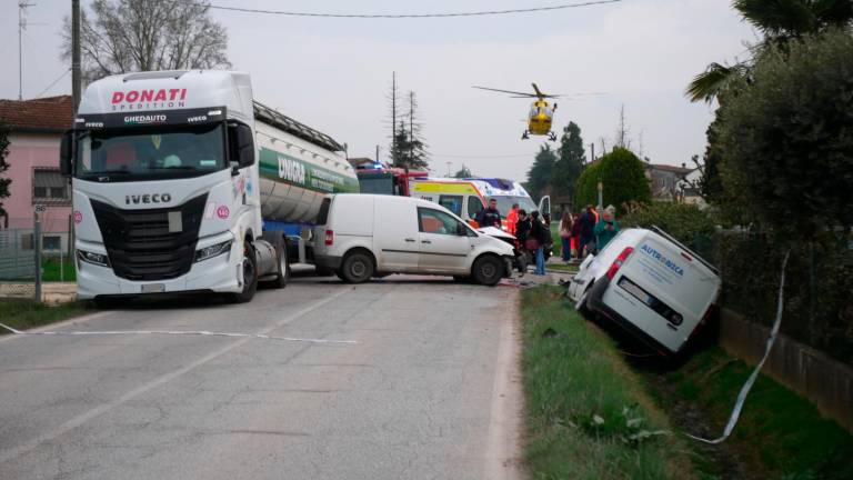 I soccorsi sul luogo dell’incidente in via Fiumazzo (foto Massimo Fiorentini)