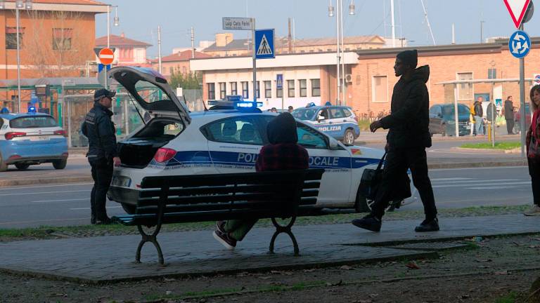 Ravenna, vasta operazione antidroga ai Giardini Speyer, elicotteri e forze dell’ordine in azione - Gallery