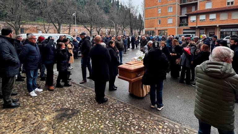 Il feretro all’esterno della chiesa