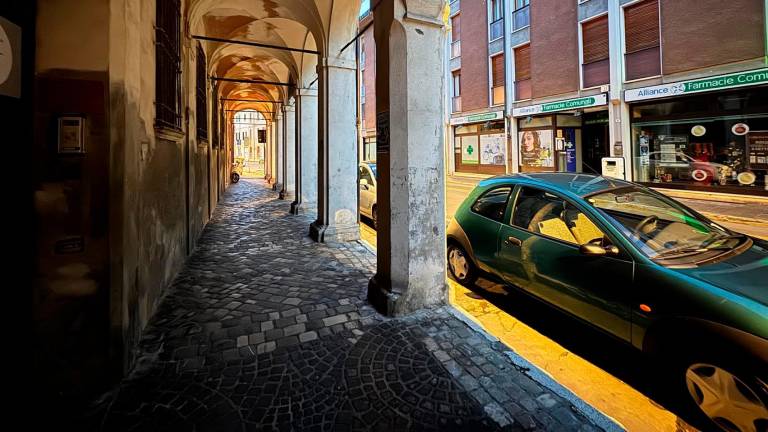 I portici di corso Ubaldo Comandini, dove è avvenuto l’accoltellamento