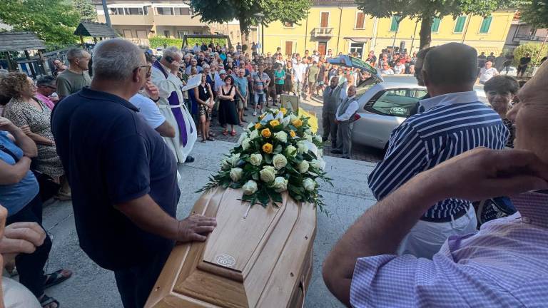 Alcune delle tante persone fuori dalla chiesa