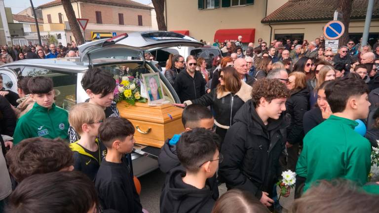 Ravenna, la piazza di San Pietro in Vincoli gremita per l’ultimo saluto ad Annalisa Soldati - Gallery