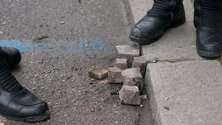 I sampietrini a terra e le auto danneggiate in zona stazione FOTO FIORENTINI