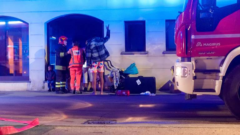 Incendio all’alba in piazza Baccarini a Russi VIDEO