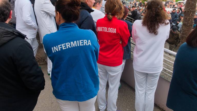 Un momento della manifestazione in ospedale a sostegno dei medici indagati, dopo la perquisizione in reparto