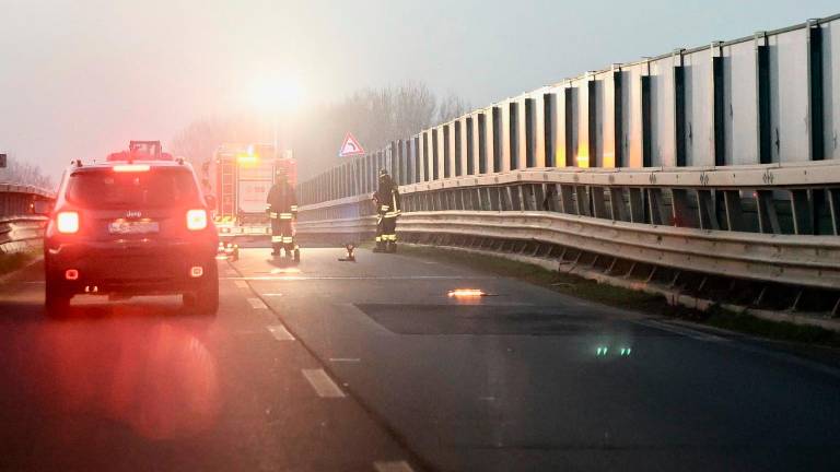Camion solleva un giunto sulla Secante di Cesena: dieci auto con gli pneumatici squarciati, traffico in tilt