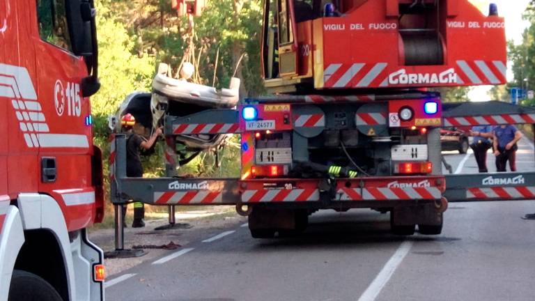 Un passante scorge un’auto ribaltata nella vegetazione tra Marina Romea e Casalborsetti: gravissimo un 35enne