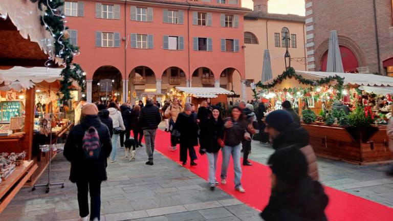 Natale a Cesena, luci accese e Mariangela Gualtieri legge la poesia “Bello mondo” VIDEO GALLERY