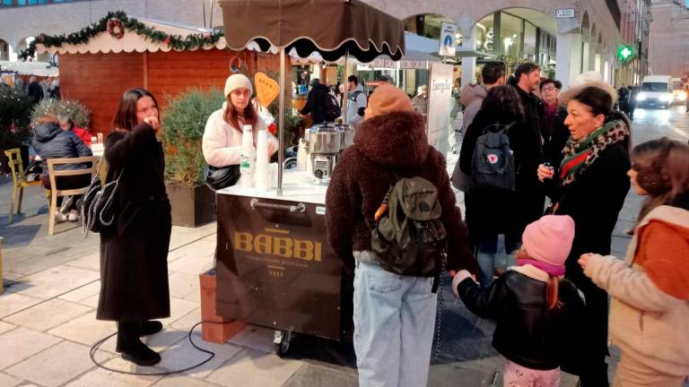 Natale a Cesena, luci accese e Mariangela Gualtieri legge la poesia “Bello mondo” VIDEO GALLERY