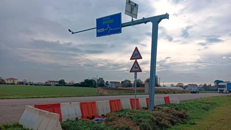 Il new jersey posizionato intorno al palo della segnaletica stradale in via del Sale dove il 25enne perse la vita