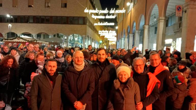 Natale a Cesena, luci accese e Mariangela Gualtieri legge la poesia “Bello mondo” VIDEO GALLERY