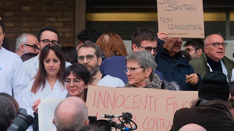 La manifestazione organizzata di fronte all’ospedale a sostegno dei sanitari sotto inchiesta