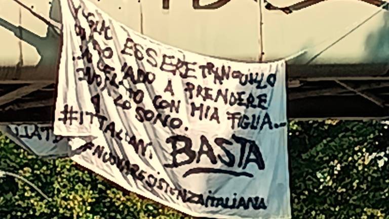Rimini, spunta uno striscione anonimo in via Roma: «Italia agli italiani, voglio essere tranquillo»