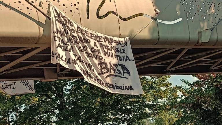 Rimini, spunta uno striscione anonimo in via Roma: «Italia agli italiani, voglio essere tranquillo»