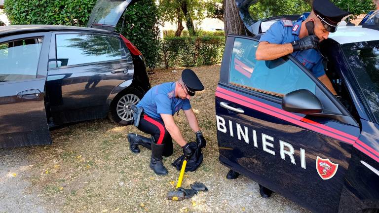 Massa Lombarda, folle fuga a 160 all’ora, poi esce dall’auto e minaccia i Carabinieri con un grosso martello: 40enne arrestato