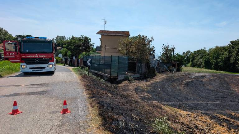 Maxi incendio tra Massa e Conselice brucia un campo e minaccia una casa, dramma sfiorato