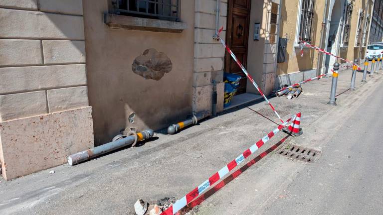 Un residente indica il danno recato nella notte alla fuoriuscita dell’auto
