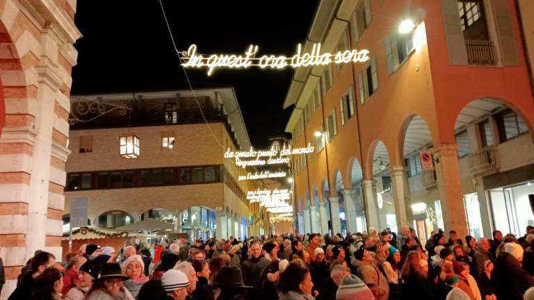 Natale a Cesena, luci accese e Mariangela Gualtieri legge la poesia “Bello mondo” VIDEO GALLERY