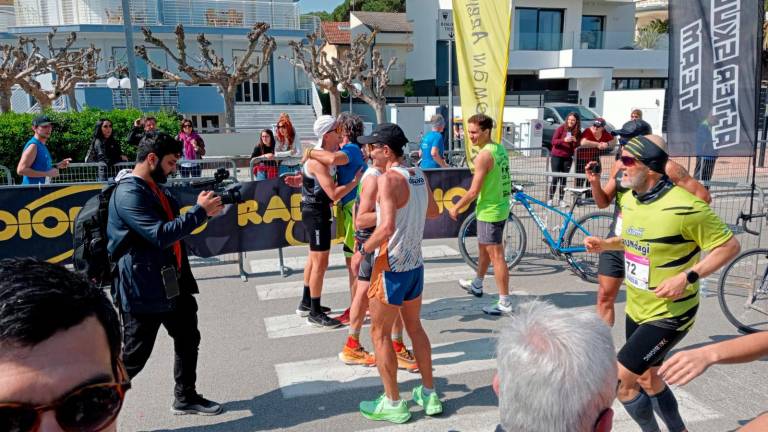 L’arrivo del celebre ultramaratoneta Giorgio Calcaterra